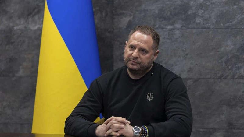 Американские СМИ "отправили" уволенного Ермака на фронт