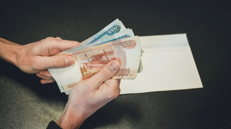 Кому и на сколько поднимут зарплату в 2026 году: МРОТ и индексации