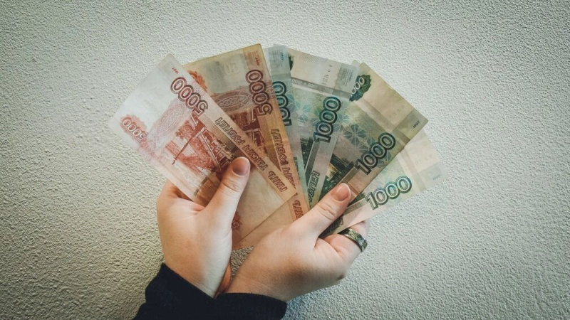 Кому и на сколько поднимут зарплату в 2026 году: МРОТ и индексации