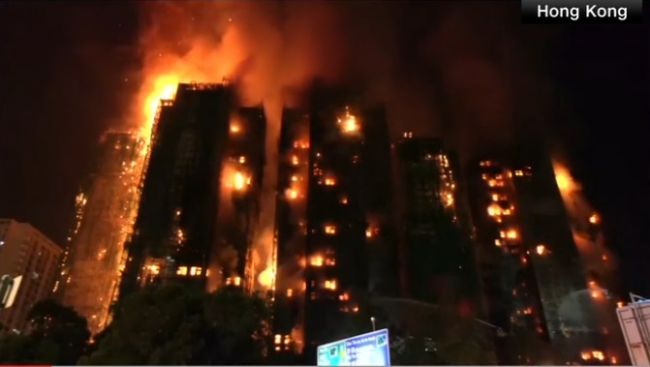 Огненная ловушка: в&nbsp;высотках Гонконга уже 36 погибших, жильцы верхних этажей заперты