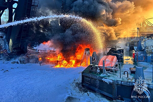 Взрыв и пожар произошел на судне в российском регионе