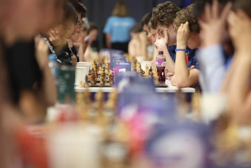 FIDE разрешила российским шахматистам выступать с флагом и гимном на турнирах