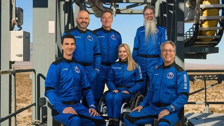 Исторический полет: Blue Origin отправила в космос первого астронавта на инвалидной коляске