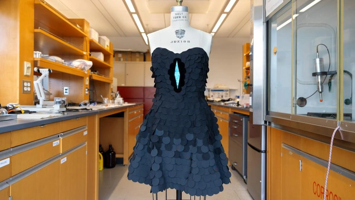 Наряд райской птицы: модельер создала платье из самой черной ткани в мире