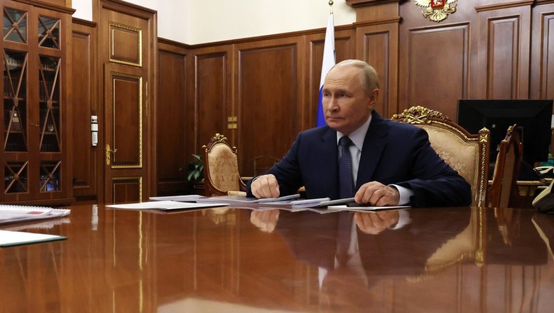 Путин прилетел в Ашхабад