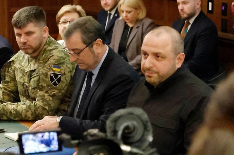 США загнали переговорщиков Киева в &laquo;каркас&raquo; безопасности во Флориде, пишет Bloomberg