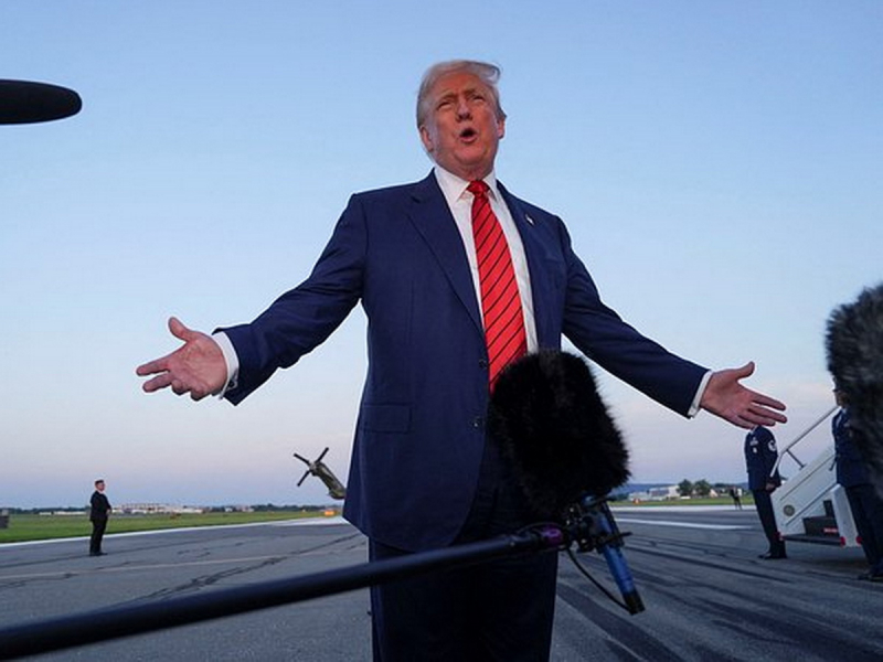 Белый дом объяснил возвращение самолета Трампа после вылета в Давос