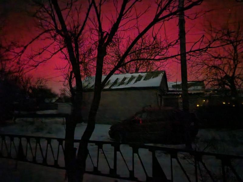 Мощная вспышка на Солнце устроила световое шоу северного сияния по всей России