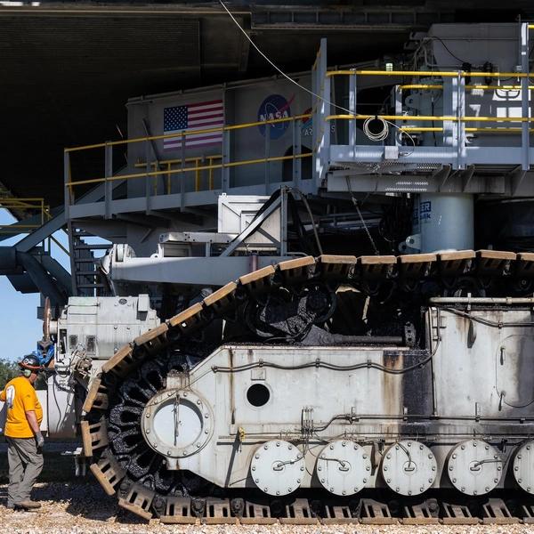 В США вывезли на стартовую площадку ракету SLS для первого полета людей к Луне с 1972 года