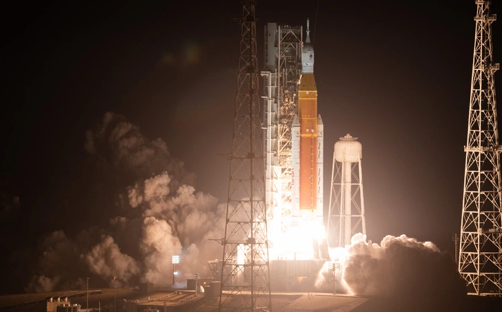 В США вывезли на стартовую площадку ракету SLS для первого полета людей к Луне с 1972 года