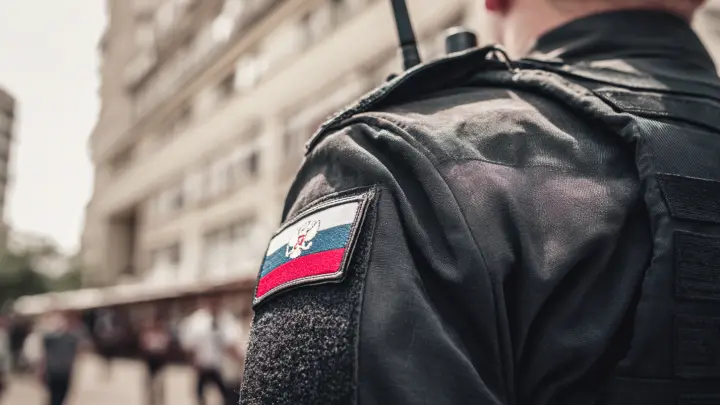 Получили ссадины и ранения: в Питере пьяный мужчина выстрелил в пару с детьми в парке