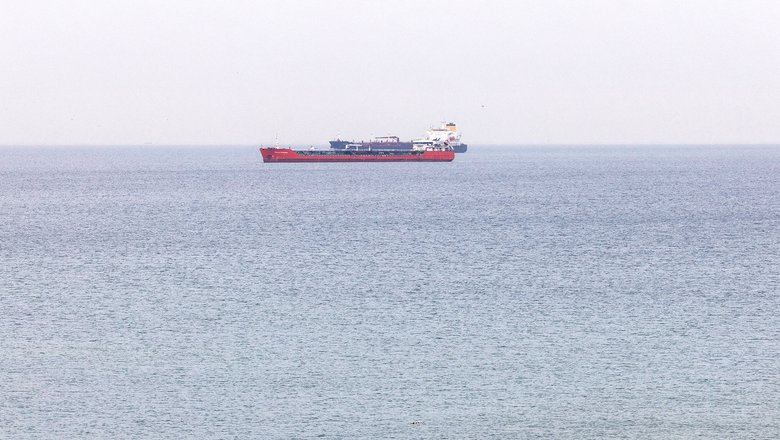 После взрыва на танкере у берегов Кувейта началась утечка нефти