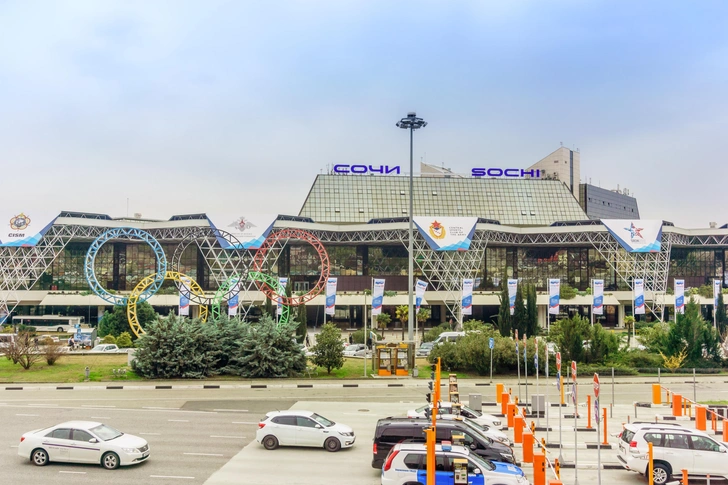 Предлагают домчать в Москву за ₽100&nbsp;тыс., но это обман. Таксисты наживаются на застрявших в Сочи туристах