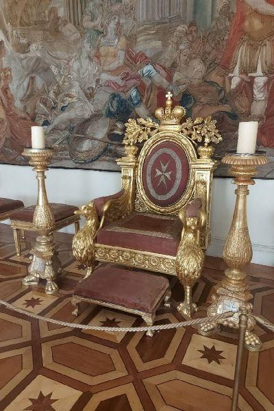 Присел на ₽847&nbsp;тыс.: суд взыскал деньги с посетителя Эрмитажа, сделавшего селфи на старинном троне