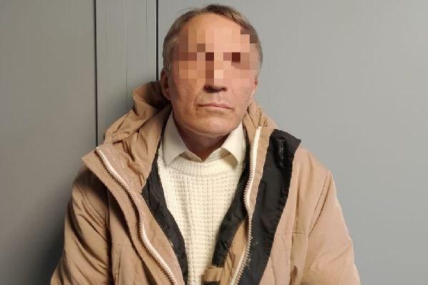 Присел на ₽847&nbsp;тыс.: суд взыскал деньги с посетителя Эрмитажа, сделавшего селфи на старинном троне