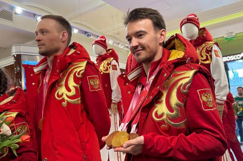  Российские паралимпийцы встретились с фанатами на Красной площади и раздали автографы