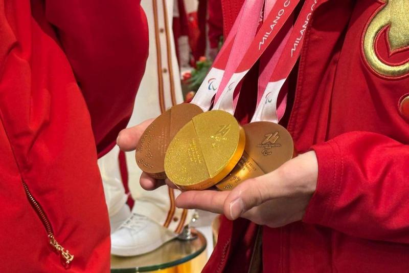  Российские паралимпийцы встретились с фанатами на Красной площади и раздали автографы