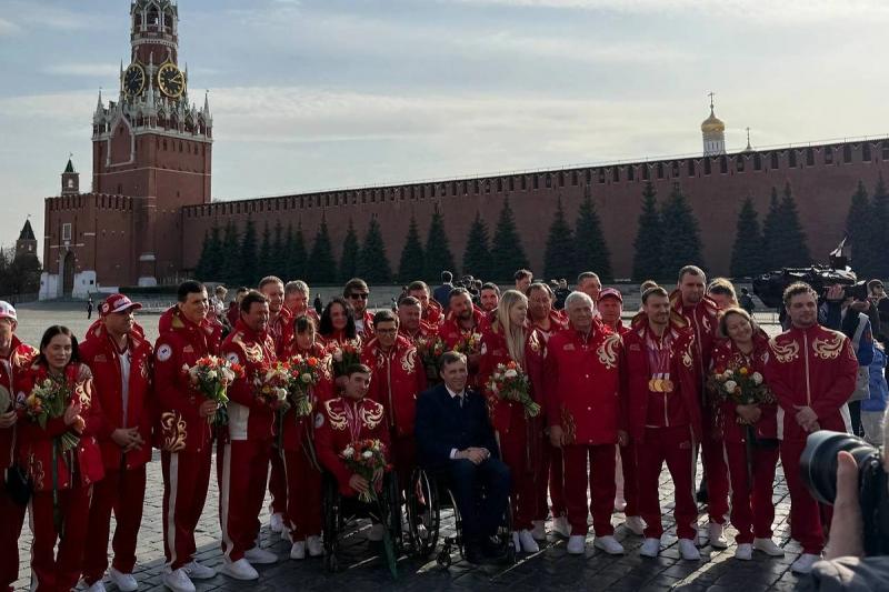  Российские паралимпийцы встретились с фанатами на Красной площади и раздали автографы
