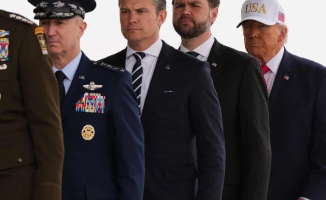 Трамп пришел на&nbsp;передачу тел первых убитых в&nbsp;иранской войне в&nbsp;гольф-кепке USA