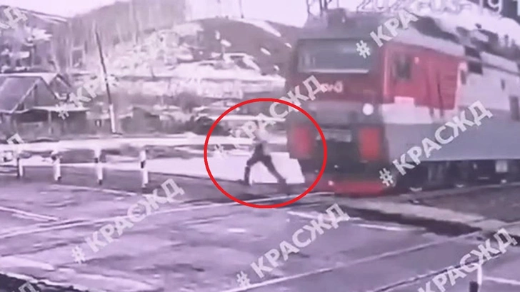 Зачем-то бежал наперерез поезду: страшное видео со сбитым человеком из Красноярского края