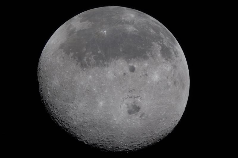 Астронавты NASA впервые за полвека показали обратную сторону Луны