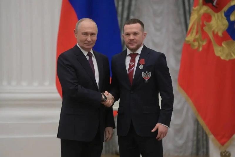 Путин вручил ордена и медали российским боксёрам &mdash; победителям мировых первенств