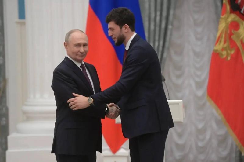 Путин вручил ордена и медали российским боксёрам &mdash; победителям мировых первенств