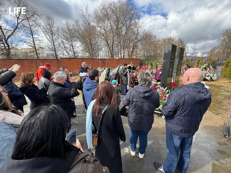 Родные Паши Техника в годовщину смерти рэпера почтили его память на кладбище