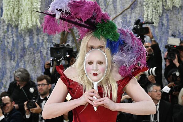 Невидимые руки и живая статуя: эффектные образы Met Gala 2026 в Нью-Йорке