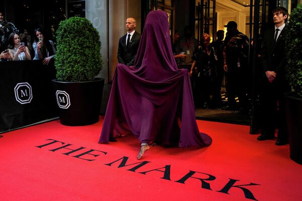 Невидимые руки и живая статуя: эффектные образы Met Gala 2026 в Нью-Йорке