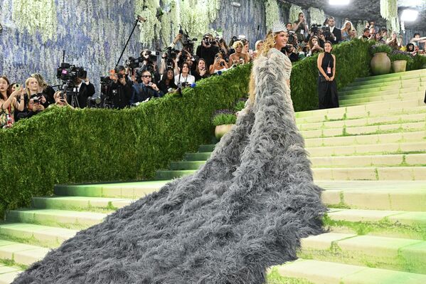 Невидимые руки и живая статуя: эффектные образы Met Gala 2026 в Нью-Йорке