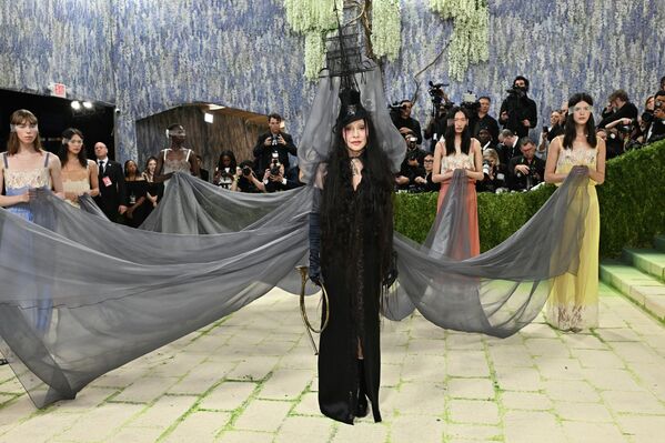 Невидимые руки и живая статуя: эффектные образы Met Gala 2026 в Нью-Йорке