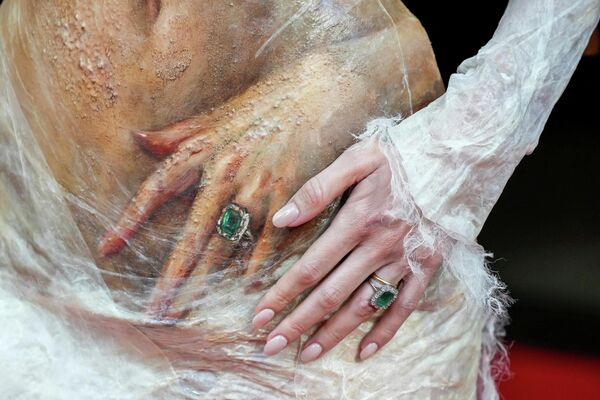 Невидимые руки и живая статуя: эффектные образы Met Gala 2026 в Нью-Йорке