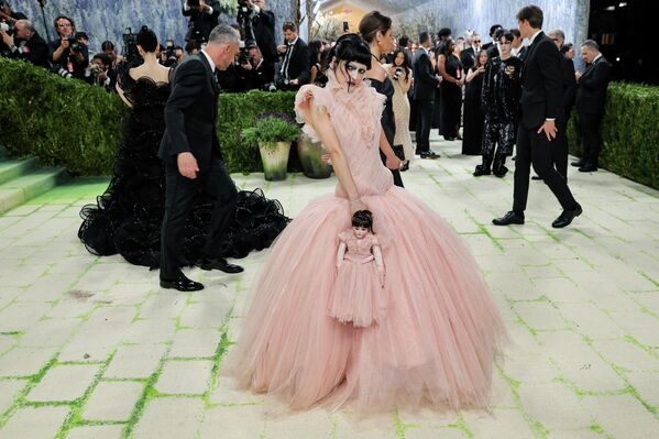 Невидимые руки и живая статуя: эффектные образы Met Gala 2026 в Нью-Йорке