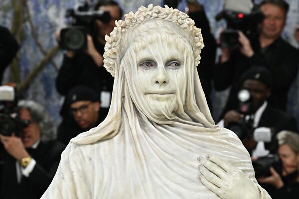 Невидимые руки и живая статуя: эффектные образы Met Gala 2026 в Нью-Йорке