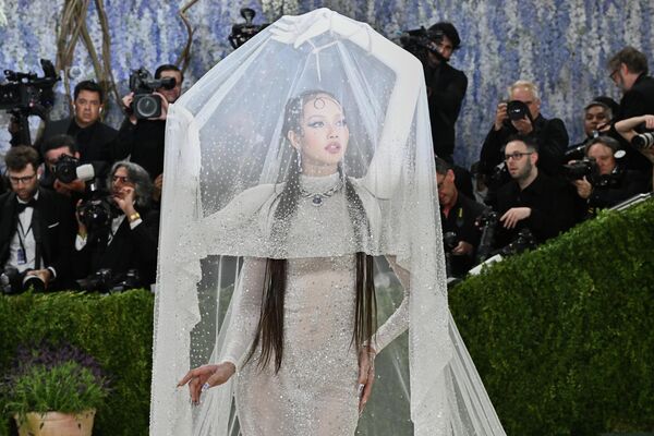 Невидимые руки и живая статуя: эффектные образы Met Gala 2026 в Нью-Йорке