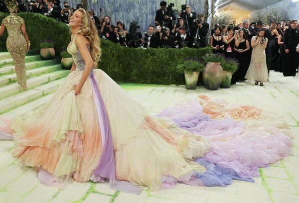 Невидимые руки и живая статуя: эффектные образы Met Gala 2026 в Нью-Йорке