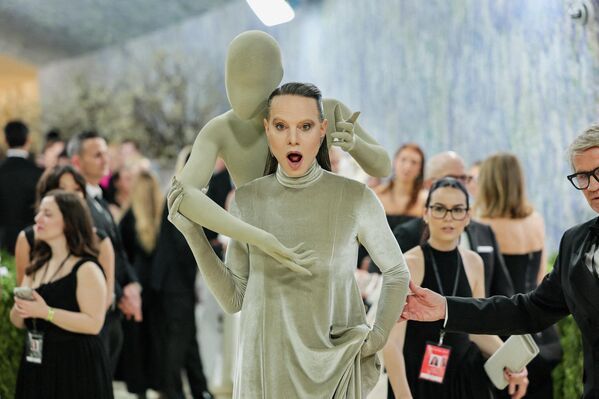Невидимые руки и живая статуя: эффектные образы Met Gala 2026 в Нью-Йорке