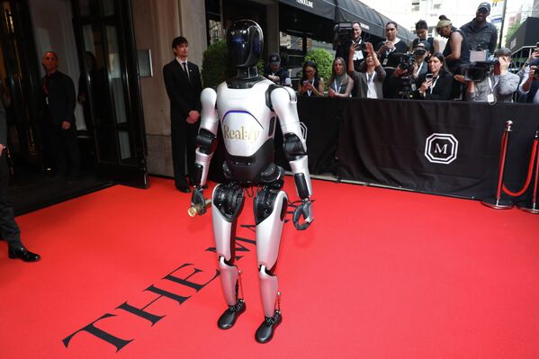 Невидимые руки и живая статуя: эффектные образы Met Gala 2026 в Нью-Йорке