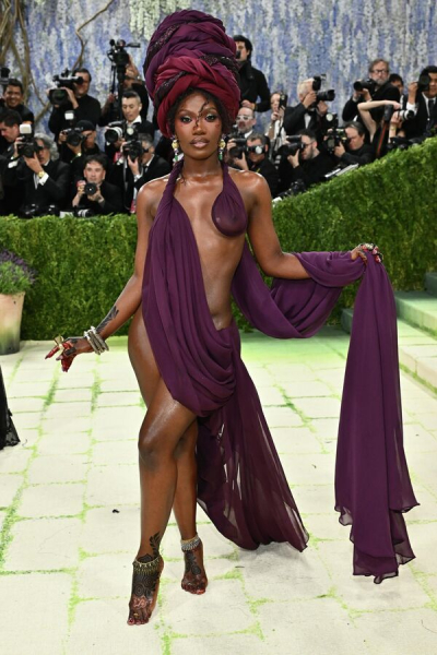 Невидимые руки и живая статуя: эффектные образы Met Gala 2026 в Нью-Йорке