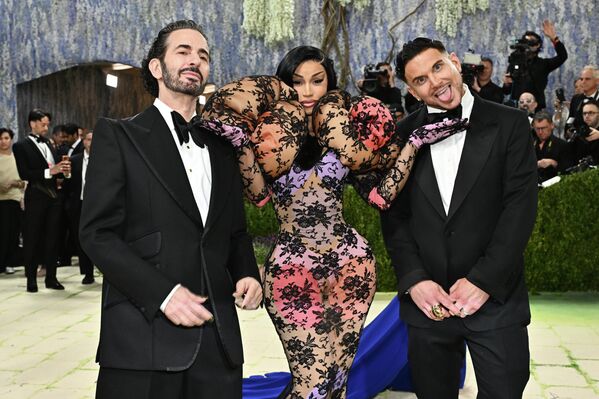 Невидимые руки и живая статуя: эффектные образы Met Gala 2026 в Нью-Йорке