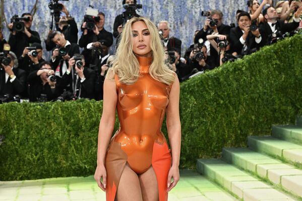 Невидимые руки и живая статуя: эффектные образы Met Gala 2026 в Нью-Йорке