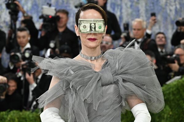Невидимые руки и живая статуя: эффектные образы Met Gala 2026 в Нью-Йорке