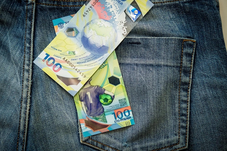 Россиянка продает &laquo;футбольные&raquo; сто рублей за 7 миллионов. Почему банкнота не стоит таких денег